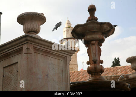 Tauben fliegen über der Moschee von Omar Ibn al-Kattab in der Nähe der Kirche des Heiligen Grabes (Auferstehung) in der Altstadt von Jerusalem am 13. April 2011. Foto von Sliman Khader Stockfoto