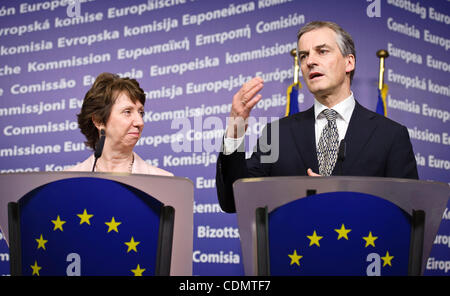 13. April 2011 - Brüssel, BXL, Belgien - (L-R) Hohe Vertreterin der Europäischen Union für Außen- und Sicherheit Politik Frau Catherine Ashton und norwegische Ministerin für auswärtige Angelegenheiten Jonas Gahr Store geben eine gemeinsame Presse nach der palästinensischen Geberkonferenz auf EU-Hauptquartier ich Stockfoto