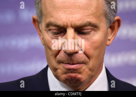 13. April 2011 - Brüssel, BXL, Belgien - Britian des ehemaligen Premierminister Tony Blair hält eine Pressekonferenz nach der palästinensischen Geberkonferenz auf EU-in Brüssel am 2011-04-13 von Wiktor Dabkowski Hauptquartier (Credit-Bild: © Wiktor Dabkowski/ZUMAPRESS.com) Stockfoto