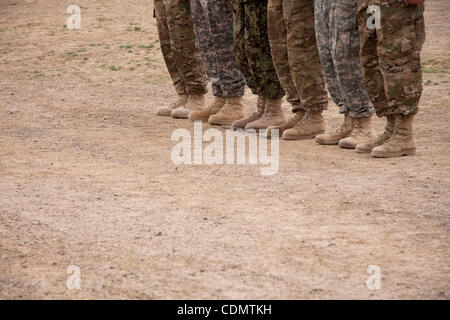 14. April 2011 - Maywand, Kandahar, Afghanistan - Soldaten der 3. Staffel, 2. Stryker Cavalry Regiment und des 4. Bataillons 25. Feldartillerie-Regiment als Bestandteil von 3-10 IBCT, einschließlich einer Afghan National Army Soldat (3. von links) stehen stramm während einer Übergabezeremonie im Forward Operation Stockfoto