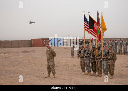 14. April 2011 - Maywand, Kandahar, Afghanistan - wie US-Militärhubschrauber vorbeigehen, Soldaten der 3. Staffel, 2. Stryker Cavalry Regiment und des 4. Bataillons stehen 25. Feldartillerie-Regiment als Bestandteil von 3-10 IBCT in Formation während einer Übergabezeremonie im Forward Operating Base Azizullah in Ma Stockfoto