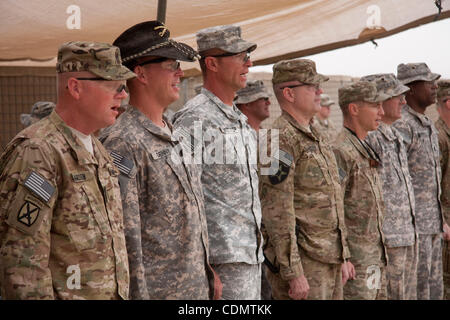 14. April 2011 - Maywand, Kandahar, Afghanistan - Kommandeur der 3. Staffel, 2. Stryker Cavalry Regiment, Oberstleutnant BRIAN E. DENNY (2. von links) und sein Sergeant-Major (3. von links) ein Militärmarsch zusammen mit den Führern des 4. Bataillons mitsingen 25. Feldartillerie-Regiment ein Stockfoto