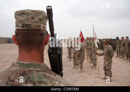 14. April 2011 - Maywand, Kandahar, Afghanistan - Soldaten des 4. Bataillons 25. Feldartillerie-Regiment Teil 3-10 IBCT Stand der Bildung im Rahmen einer Übergabezeremonie auf Forward Operating Base Azizullah in Maywand district, Provinz Kandahar, Afghanistan, Mittwoch. Nach fast Abschluss ihrer Stockfoto