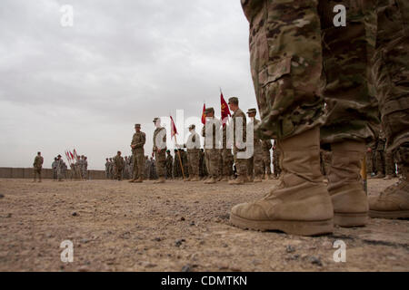 14. April 2011 - Maywand, Kandahar, Afghanistan - Soldaten der 3. Staffel, 2. Stryker Cavalry Regiment und des 4. Bataillons 25. Feldartillerie-Regiment Sas Teil 3-10 IBCT Stand in der Formation während einer Übergabezeremonie am vorwärts Operating Base Azizullah im Maywand District, Provinz Kandahar, Af Stockfoto