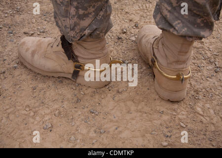 14. April 2011 - Maywand, Kandahar, Afghanistan - Kommandeur der 3. Staffel, 2. Stryker Cavalry Regiment, Oberstleutnant BRIAN E. DENNY trägt seine Kavallerie Sporen während einer Übergabezeremonie im Vorwärts operative Basis Azizullah im Maywand District, Provinz Kandahar, Afghanistan, Mittwoch. Haben Stockfoto