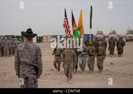 14. April 2011 - Maywand, Kandahar, Afghanistan - tragen seine US-Kavallerie Stetson, steht der Kommandeur der 3. Staffel, 2. Stryker Cavalry Regiment, Oberstleutnant BRIAN E. DENNY an Aufmerksamkeit während einer Übergabezeremonie im vorwärts Operating Base Azizullah im Maywand District, Provinz Kandahar, Stockfoto