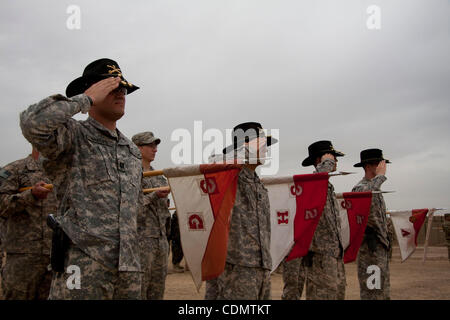 14. April 2011 - Maywand, Kandahar, Afghanistan - tragen ihre US-Kavallerie Stetsons, die Firma Befehlshaber der 3. Staffel, 2. Stryker Cavalry Regiment Stand stramm während einer Übergabezeremonie im vorwärts Operating Base Azizullah im Maywand Bezirk, Provinz Kandahar, Afghanistan, Mittwoch. Stockfoto