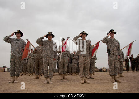 14. April 2011 - Maywand, Kandahar, Afghanistan - tragen ihre US-Kavallerie Stetsons, die Firma Befehlshaber der 3. Staffel, 2. Stryker Cavalry Regiment Stand stramm während einer Übergabezeremonie im vorwärts Operating Base Azizullah im Maywand Bezirk, Provinz Kandahar, Afghanistan, Mittwoch. Stockfoto