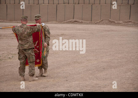 14. April 2011 - Maywand, Kandahar, Afghanistan - Kommandeur des 4. Bataillons 25. Feldartillerie-Regiment im Rahmen von 3-10 IBCT, Oberstleutnant CHRIS TAYLOR (Vordergrund) und sein Sergeant Major vorbereiten, ihre Einheit Flagge während einer Übergabezeremonie im Forward Operating Base Azizullah in Ma zu erhöhen Stockfoto