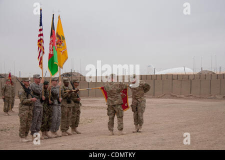 14. April 2011 - Maywand, Kandahar, Afghanistan - Kommandeur des 4. Bataillons 25. Feldartillerie-Regiment im Rahmen von 3-10 IBCT, Oberstleutnant CHRIS TAYLOR (Vordergrund) und sein Sergeant Major vorbereiten, ihre Einheit Flagge während einer Übergabezeremonie im Forward Operating Base Azizullah in Ma zu erhöhen Stockfoto