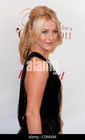 15. April 2011 - Beverly Hills, Kalifornien, USA - JULIANNE HOUGH kommt für die Johnsson Cancer Center Foundation'' s 16. jährlichen Spendenaktion, "Geschmack For A Cure" im Beverly Wilshire Hotel statt. Stockfoto