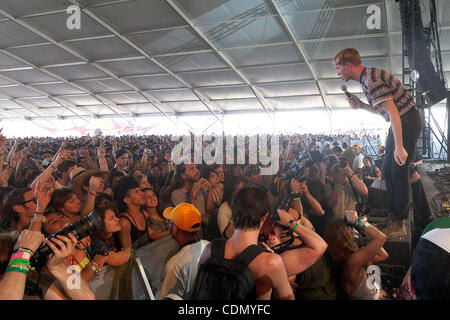 15. April 2011 - Indio, Kalifornien, USA - The Drums führt auf die 2011 Coachella Music and Arts Festival im Empire Polo Club In Indio, Kalifornien statt. (Kredit-Bild: © Gerry Maceda/Southcreek Global/ZUMAPRESS.com) Stockfoto