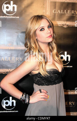 16. April 2011 kommt bei Galerie Nachtclub im Planet Hollywood in Las Vegas - Las Vegas, Nevada, USA - '' Pretty Little Liars'' ASHLEY BENSON. (Kredit-Bild: © Diana Price/ZUMAPRESS.com) Stockfoto