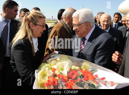 Der palästinensische Präsident Mahmoud Abbas kommt nach Tunesien auf April 18,2011. Foto von Thaer Ganaim Stockfoto