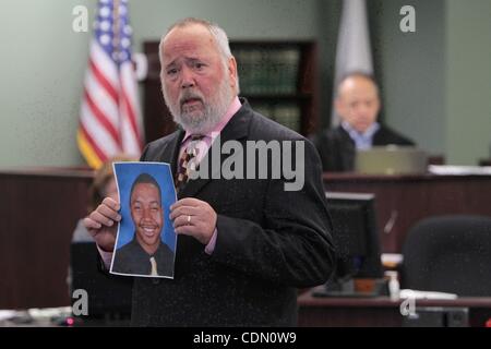 20. April 2011 - Woburn, Massachusetts, zeigt US - Defense Attorney JOHN A. AMABILE der Jury ein Foto des Opfers Justin Cosby während die Schlussplädoyers im Prozess gegen seinen Mandanten Jabrai Jordan Copney für den angeblichen Mord an Justin Cosby, 21, von Cambridge, auf dem Campus der Harvard U Stockfoto