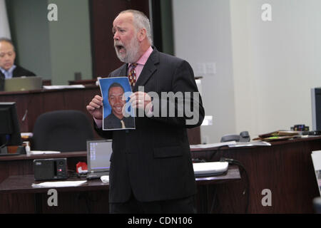 20. April 2011 - Woburn, Massachusetts, zeigt US - Defense Attorney John A. Amabile der Jury ein Foto des Opfers Justin Cosby während die Schlussplädoyers im Prozess gegen seinen Mandanten. Copney, wer nicht zum Mord ersten Grades in den 2009 Dreharbeiten von Justin Cosby des Cambrid schuldig Stockfoto