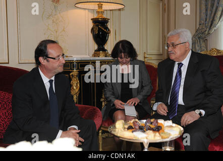 Der palästinensische Präsident Mahmoud Abbas (Abu Mazen) während eines Treffens mit Parteichef Francois Hollande, der sozialistische ehemalige Paris in Frankreich 20. April 2011. Foto von Thaer Ganaim Stockfoto