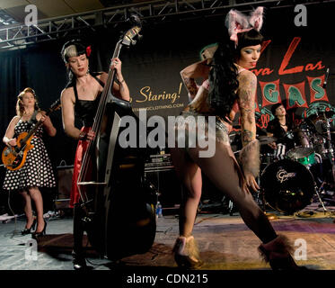 Apr.22, führen 2011 - Las Vegas, Nevada, USA - die lustigen Witwen im 14. jährlichen "Viva Las Vegas," das viertägige Rockabilly-Festival, Musik, Kleidung, Autos und Lebensstil der Jahrhundertmitte Amerika feiert. (Kredit-Bild: © Brian Cahn/ZUMAPRESS.com) Stockfoto