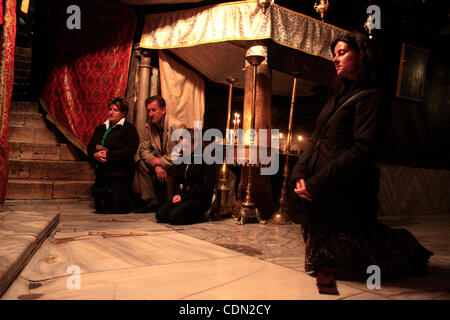 24. April 2011 - Bethlehem, West Bank - christliche Pilger beten in der Grotte, der angebliche Geburtsort von Jesus Christus in der Kirche der Geburt während der Sonntagsmesse. (Kredit-Bild: © Najeh Hashlamoun/apaimages/ZUMAPRESS.com) Stockfoto