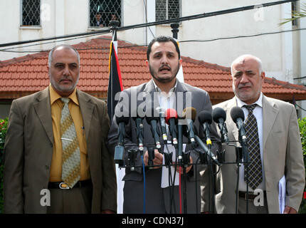 27. April 2011 - Rafah, Gaza-Streifen, Palästinensische Autonomiegebiete - den Spokesmanof des Innenministeriums hält IYHAB AL-GHOUSAEN Rede bei einer Pressekonferenz in Gaza-Stadt. (Kredit-Bild: © Ari Rahim Khatib/apaimages/ZUMAPRESS.com) Stockfoto