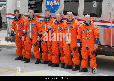 29. April 2011 - Cape Canaveral, Florida, USA - Canadian Space Shuttle Endeavor STS-134 Astronauten, L-R, geborene US-Astronaut GREG CHAMITOFF, Missionsspezialisten DREW FEUSTEL, ESA Astronaut ROBERTO VITTORI von Italien, Missionsspezialisten MIKE FINCKE, britische geboren US-Astronaut, pilot Stockfoto