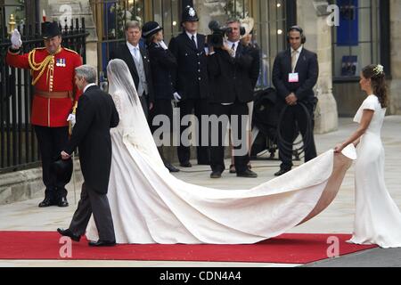 29. April 2011 gilt - Londres, Spanien - Catherine Middleton Ankunft für die königliche Hochzeit von Prinz William, Catherine Middleton in der Westminster Abbey am 29. April 2011 in London, England. Die Ehe von der zweiten in der britischen Thronfolge ist durch den Erzbischof von Canterbury und w geführt werden Stockfoto