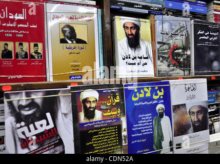 Bücher mit der Titelseite Anzeigen von Osama bin Laden sind in einem Stall in Kairo auf 3. Mai 2011 gesehen. Bin Laden wurde von US-Kommandos am 1. Mai tot tief in Pakistan in einem nächtlichen Hubschrauber-Überfall erschossen endet eine jahrzehntelange Manhunt für die Drahtzieher der 9/11 Angriffe. Foto von Ahmed Asad Stockfoto