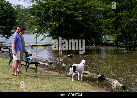 9. Mai 2011 - Memphis, Tennessee, USA - (von vorne nach hinten) Martin Pantik und Greg Siler zu Fuß einen Hund in der Nähe von der Seite des Parks durch den Mississippi River in der Hafenstadt Gemeinschaft in Memphis, Tennessee überschwemmt. Der Fluss wird voraussichtlich heute Abend im Bereich Memphis Rekordniveau erreichen. (Bild Kredit: & Stockfoto