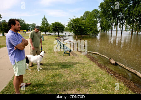 9. Mai 2011 - Memphis, Tennessee, USA - (von vorne nach hinten) Martin Pantik und Greg Siler zu Fuß einen Hund in der Nähe von der Seite des Parks durch den Mississippi River in der Hafenstadt Gemeinschaft in Memphis, Tennessee überschwemmt. Der Fluss wird voraussichtlich heute Abend im Bereich Memphis Rekordniveau erreichen. (Bild Kredit: & # Stockfoto