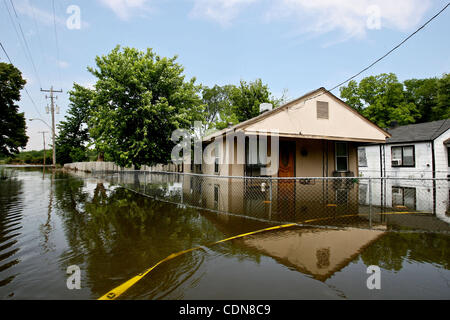 Zwei Häuser sitzen, am 10. Mai 2011 von dem Mississippi Fluß Kamm in Memphis, Tennessee USA überflutet.  Nach Ansicht von Experten der Fluss erreicht seinen höchsten Punkt am frühen Morgen und hat Straßen, Häuser und Geschäfte in der gesamten Region Überschwemmungen wurde. Stockfoto