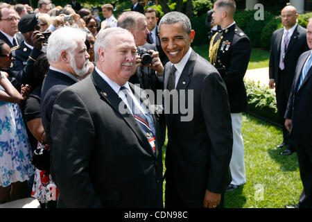 12. Mai 2011 - Washington, DC, US - Präsident BARACK OBAMA begrüßt Gast im Rosengarten des weißen Hauses nach einer Zeremonie zu Ehren der nationalen Vereinigung der Polizei Organisationen (NAPO) TOP COPS. (Kredit-Bild: © James Berglie/ZUMAPRESS.com) Stockfoto