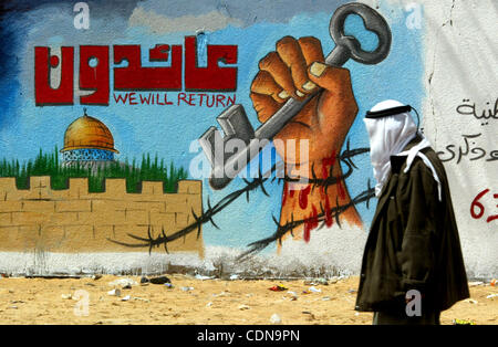 14. Mai 2011 - Mann Khan Younis, Gazastreifen, Israel - palästinensischen A Posen vor einer Wandmalerei auf das Thema der Rückkehr von Flüchtlingen in ihr Land im heutigen Israel im südlichen Gazastreifen Flüchtlingslager Rafah, wo die Palästinenser den 63. Jahrestag der Gründung 1948 von I Kennzeichnung sind Stockfoto