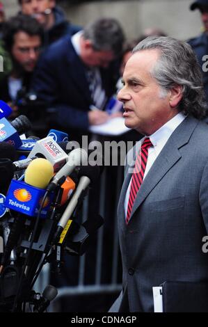 16. Mai 2011 - Manhattan, New York, US - Anwalt BENJAMIN BRAFMAN spricht zu den Medien als seines Mandanten, die IWF Chef Dominique Strauss-Kahn, der sexuellen Nötigung ein Zimmermädchen beschuldigt in Manhattan Strafgericht angeklagt ist. Strauss-Kahn gegen Kaution verweigert wurde und wie das Gericht hält ihn für ein Flugrisiko und Stockfoto