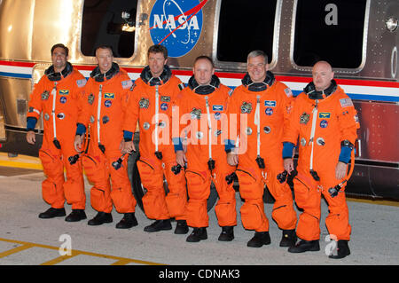 16. Mai 2011 - Cape Canaveral, Florida, USA - Canadian Space Shuttle Endeavour STS-134 Astronauten, L-R, geborene US-Astronaut GREG CHAMITOFF, Missionsspezialisten DREW FEUSTEL, ESA Astronaut ROBERTO VITTORI, von Italien,, Missionsspezialisten MIKE FINCKE, britische geboren US-Astronaut, pilot Stockfoto