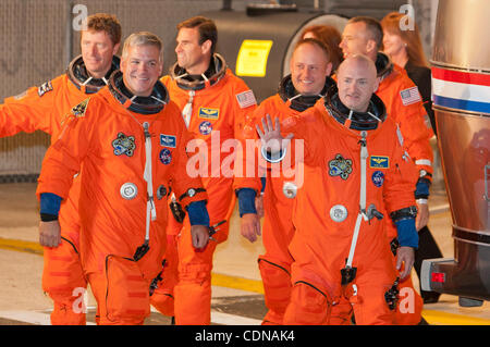 16. Mai 2011: Space Shuttle Endeavour STS-134 Astronauten unter der Leitung von Kommandant Mark Kelly (R) verlassen den Betrieb und die Kasse Gebäude für den Transport zum Pad 39A für eine 16-Tage-Mission zur internationalen Raumstation ISS. Die 6-Personen-Crew wird die Alpha Magnetic Spectrometer und Ersatzteile liefern. Stockfoto