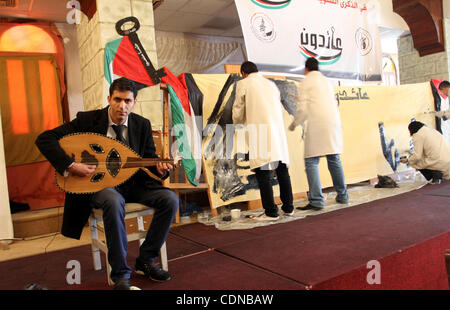 18. Mai 2011 - Gaza-Stadt, Gaza-Streifen - palästinensische Künstler beteiligen sich in der Farbe ein Wandgemälde anlässlich des 63. Jahrestages der "Nakba" (Katastrophe), in Gaza-Stadt. Hunderttausende Palästinenser wurden in dem Krieg 1948 entwurzelt, die Israels entstanden. (Kredit-Bild: © Mohammed Asad/Apaimages Stockfoto