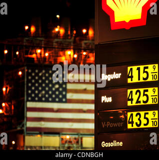 19. Mai 2011 werden am 19. Mai 2011 - Carson, Kalifornien, USA - Gaspreise an einer Shell-Tankstelle in der Nähe der BP Oil-Raffinerie in Carson, Kalifornien gesehen. Der durchschnittliche Preis für eine Gallone Benzin sank in diesem Monat mehr als $.40 und kann weiter sinken. (Bild Kredit: Josh Edelson/ZUMAPRESS.com ©) Stockfoto