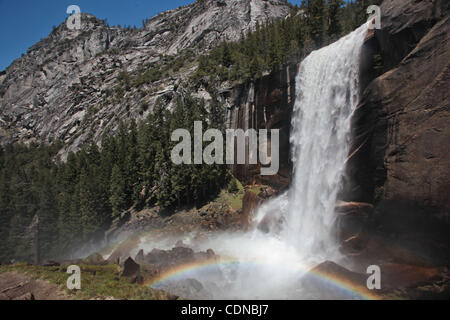 Ein Blick auf die 5044 Fuß hohen Vernal Falls im Yosemite National Park. Jedes Jahr kommen mehr als 3 Millionen Besucher zum Yosemite National Park. Stockfoto