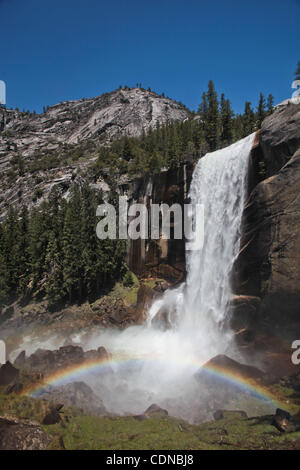 Ein Blick auf die 5044 Fuß hohen Vernal Falls im Yosemite National Park. Jedes Jahr kommen mehr als 3 Millionen Besucher zum Yosemite National Park. Stockfoto