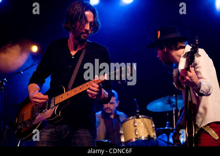 21. Mai 2011 - Austin, Texas, USA - Ryan Bingham und Tote Pferde eine ausverkaufte Show in spielen Stubbs in Austin, Texas. Bingham Bandkollegen, die tote Pferde sind Matthew Smith (Schlagzeug), Corby Schaub (Gitarre und Mandoline) und Elijah Ford (Bass). Der Bassist auf Mescalito war Jeb Stuart. (Kredit Imag Stockfoto