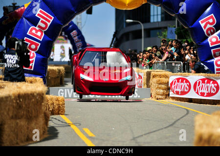 Der Treiber für Team "Import Tuner" startet über einen Sprung in der Red Bull Seifenkistenrennen in Dowtown Los Angeles, Kalifornien auf Samstag, 21. Mai 2011. Stockfoto