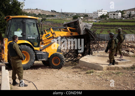 25. Mai 2011 - Hebron, Westjordanland, Palästina - israelische Soldaten Wache zerstören Ackerland teilweise in der Nähe der West Bank von Hebron auf der anderen Straßenseite von der israelischen Siedlung von Kiryat Arba am 25. Mai 2011. als Antwort auf die letzte Woche Rede von US-Präsident Barack Obama in Stockfoto