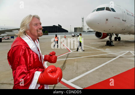 25. Mai 2011 - Chicago, IL, USA - Sir Richard Branson schwört, seine Airline Konkurrenten KO wie Virgin America den Start seiner neuen, täglichen Nonstop-Service, Chicago O' Hare International Airport mit einem roten Teppich feiert willkommen für Gäste an Bord seiner dual konstituierenden Flüge von Los Angeles und San Stockfoto