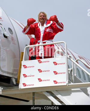 25. Mai 2011 - Chicago, IL, USA - Sir Richard Branson schwört, seine Airline Konkurrenten KO wie Virgin America den Start seiner neuen, täglichen Nonstop-Service, Chicago O' Hare International Airport mit einem roten Teppich feiert willkommen für Gäste an Bord seiner dual konstituierenden Flüge von Los Angeles und San Stockfoto