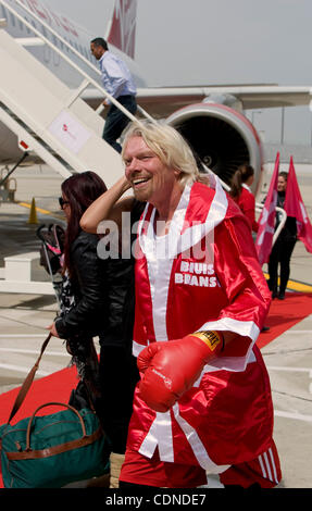 25. Mai 2011 - Chicago, IL, USA - Sir Richard Branson schwört, seine Airline Konkurrenten KO wie Virgin America den Start seiner neuen, täglichen Nonstop-Service, Chicago O' Hare International Airport mit einem roten Teppich feiert willkommen für Gäste an Bord seiner dual konstituierenden Flüge von Los Angeles und San Stockfoto