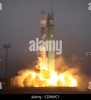 Juni 10, 2011 Vandenberg Air Force Base, Kalifornien, USA - entkam eine 12-stöckiges Delta II Rakete mit Aquarius SAC-D-Satelliten der NASA die bodennahe Schicht marine bedeckend die Central Coast, donnernden südwärts um schließlich eine 408-Meile-hohe sonnensynchrone Umlaufbahn erreichen. Das Vereinigte Königreich starten alle Stockfoto