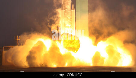 Juni 10, 2011 Vandenberg Air Force Base, Kalifornien, USA - entkam eine 12-stöckiges Delta II Rakete mit Aquarius SAC-D-Satelliten der NASA die bodennahe Schicht marine bedeckend die Central Coast, donnernden südwärts um schließlich eine 408-Meile-hohe sonnensynchrone Umlaufbahn erreichen. Das Vereinigte Königreich starten alle Stockfoto