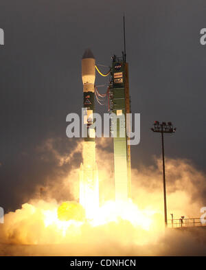 Juni 10, 2011 Vandenberg Air Force Base, Kalifornien, USA - entkam eine 12-stöckiges Delta II Rakete mit Aquarius SAC-D-Satelliten der NASA die bodennahe Schicht marine bedeckend die Central Coast, donnernden südwärts um schließlich eine 408-Meile-hohe sonnensynchrone Umlaufbahn erreichen. Das Vereinigte Königreich starten alle Stockfoto