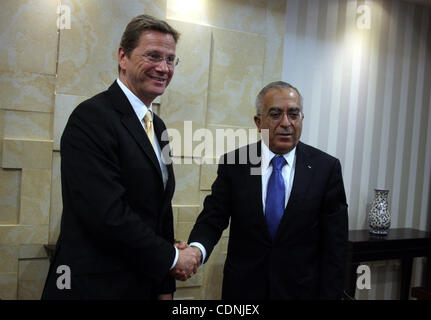 Bundesaußenminister Guido Westerwelle trifft mit dem palästinensischen Ministerpräsidenten Salam Fayyad in der Westbank-Stadt Ramallah anlässlich eines offiziellen Besuchs am 14. Juni 2011. Foto von Issam Rimawi Stockfoto