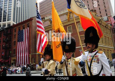 14. Juni 2011 - Manhattan, New York, USA - 234. Jahrestag der Verabschiedung der amerikanischen Flagge vom Kontinentalkongress 1777 außerhalb Fraunces Tavern in Lower Manhattan beobachtet. (Bild Kredit: Bryan Smith/ZUMAPRESS.com ©) Stockfoto